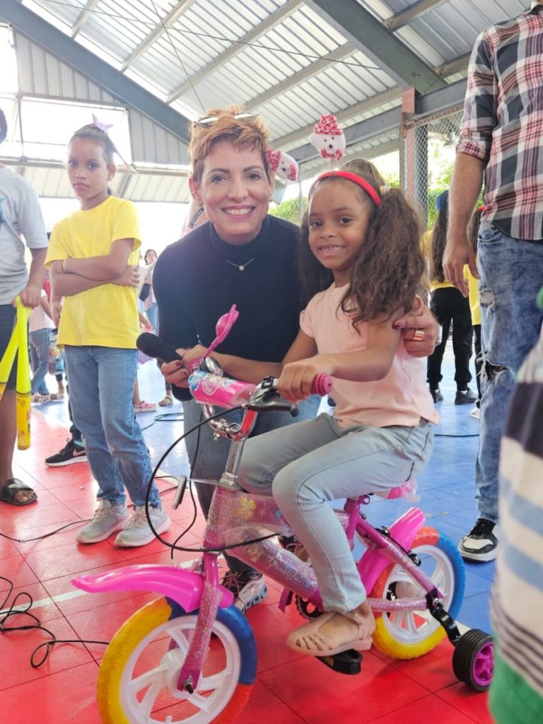 Julieta Tejada, candidata a diputada por la Fuerza del Pueblo, lleva alegría a Moca con la entrega de juguetes